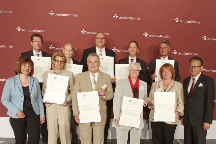 Zertifikatsverleihung zum "audit berufundfamilie", welche das Helmholtz-Zentrum bereits zum dritten Mal diesmal stellvertretend durch Mitarbeiterin Christiane Hoffmann (Hinten links) entgegennahm. Foto: HZG zertifikatsverleihung