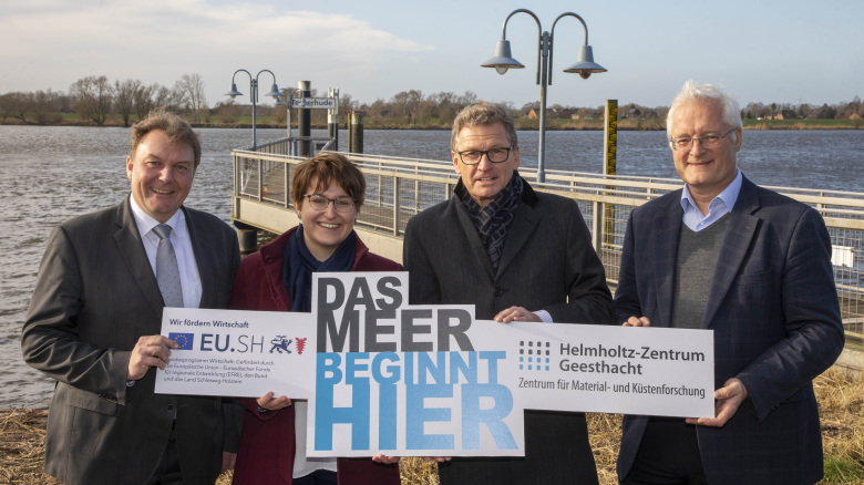 Von links nach rechts: Olaf Schulze (Bürgermeister der Stadt Geesthacht), Sina Bold (Projektleiterin, HZG-Institut für Küstenforschung), Dr. Bernd Buchholz (Minister für Wirtschaft, Verkehr, Arbeit, TEchnologie und Tourismus des Landes Schleswig Holstein) und Prof. Matthias Rehahn (Wissenschaftlich-Technischer Geschäftsführer des Helmholtz-Zentrums Geesthacht).