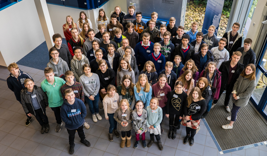 69 Schülerinnen und Schüler im Wettbewerb Jugend forscht 2020 schauen hoch in die Kamera.