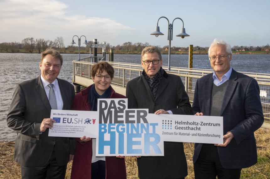 Von links nach rechts: Olaf Schulze (Bürgermeister der Stadt Geesthacht), Sina Bold (Projektleiterin, HZG-Institut für Küstenforschung), Dr. Bernd Buchholz (Minister für Wirtschaft, Verkehr, Arbeit, TEchnologie und Tourismus des Landes Schleswig Holstein) und Prof. Matthias Rehahn (Wissenschaftlich-Technischer Geschäftsführer des Helmholtz-Zentrums Geesthacht).