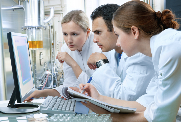 Wissenschaftler am Computer