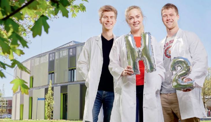 Die Doktoranden Herman Kriegel, Ragle Raudsepp und Jiri Kollmann aus der Abteilung "Nachhaltige Energietechnik". Foto: HZG/Christian Schmid Cover in2science#8 Künstliches Blatt Copyright: HZG/C.Schmid