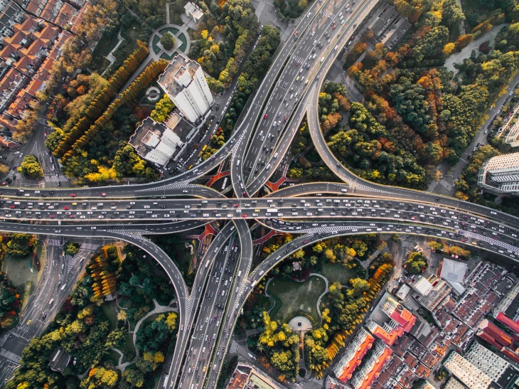 Foto: Unsplash/Denys Nevozhai Autobahnkreuz von oben